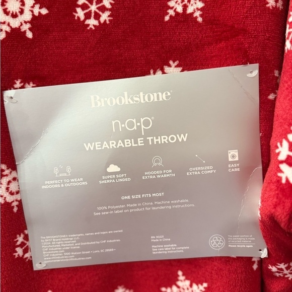 Brookstone Red Wearable Throw with Snowflakes One Size Fits Most - Picture 5 of 7
